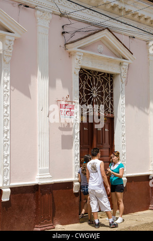 Leute reden vor Kolonialarchitektur Remedios, Kuba. Stockfoto