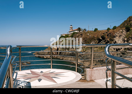 Aussichtspunkt mit der Compass Rose und den Leuchtturm im Hintergrund in den Rat von Oviedo, Asturien, Spanien, Europa Stockfoto
