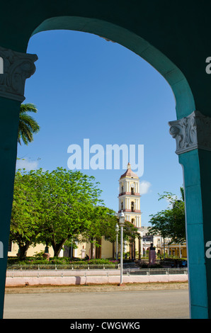 Die Plaza Mayor und Kirche Iglesia Mayor de San Juan Bautista aus Torbogen in Remedios, Kuba.