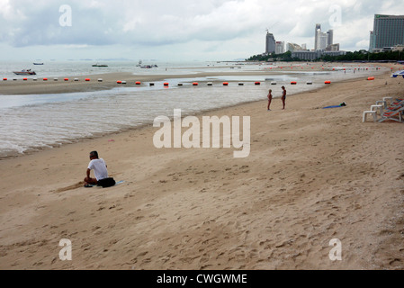 Einem fast menschenleeren Strand in der Nebensaison, Pattaya Thailand Stockfoto