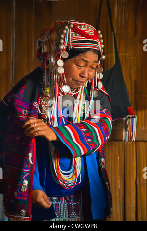 Frau des AKHA-Stammes trägt aufwändigen Kopfschmuck Perlen, Silber Münzen und hand ragte Baumwolle - KENGTUNG oder KYAINGTONG gemacht Stockfoto