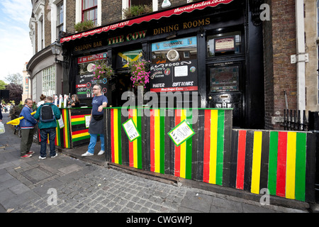 The Cow Pub während des Notting Hill Carnival, Westbourne Park Road, Notting Hill, London, England UK. Stockfoto