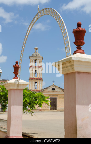 Torbogen des Plaza Mayor mit Iglesia del Buen Viaje katholische Kirche, Remedios, Kuba. Stockfoto