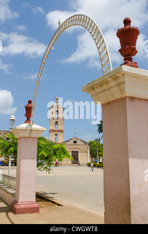 Torbogen des Plaza Mayor mit Iglesia del Buen Viaje katholische Kirche, Remedios, Kuba. Stockfoto