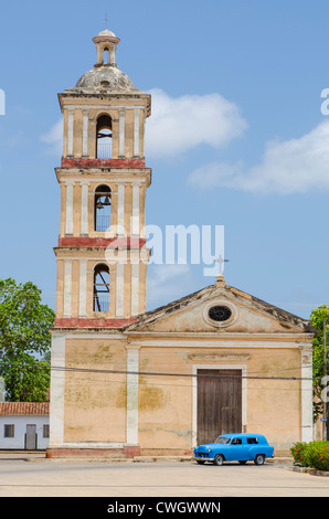 Antike 195os Auto im vorderen Iglesia del Buen Viaje katholische Kirche, Remedios, Kuba. Stockfoto