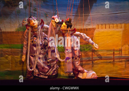 PUPPENSPIEL ist eine uralte Kunst, die das MANDALAY-Marionetten-THEATER lebendig - zu halten, MANDALAY, MYANMAR Stockfoto