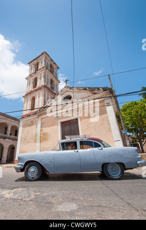 1950er Jahre Oldtimer im vorderen Iglesia del Buen Viaje katholische Kirche, Remedios, Kuba. Stockfoto