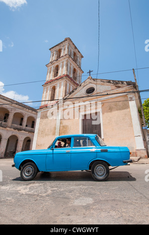 1950er Jahre Oldtimer im vorderen Iglesia del Buen Viaje katholische Kirche, Remedios, Kuba. Stockfoto