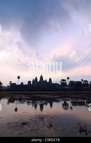 Vertikale Blick auf die beeindruckende Architektur von Prasat Angkor Wat widerspiegelt bei Sonnenaufgang im See. Stockfoto