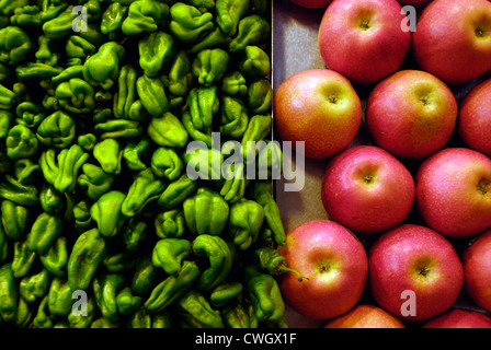 Scotch Bonnet Paprika und Äpfel auf Verkauf im spanischen Markt Stockfoto