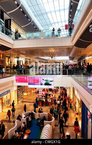 Stratford London England Westfield Shopping Centre Shopping und Sitzgelegenheiten Bereich Personen Stockfoto