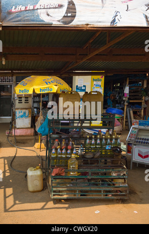 Vertikale Weitwinkel-Blick auf eine typische Tankstelle oder in der Garage Verkauf von Benzin in Flaschen auf einer Straße in Kambodscha Stockfoto