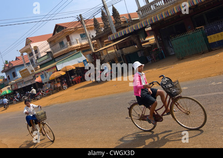 Horizontale Porträt von zwei kambodschanische Kinder reiten auf übergroße Fahrrädern auf der Straße. Stockfoto