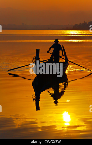 Fischer ply Taungthaman See bei Sonnenaufgang - AMARAPURA, MYANMAR Stockfoto