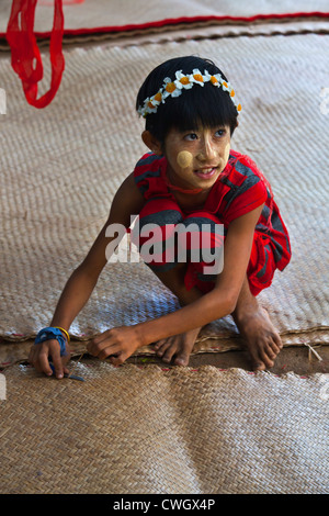 Ein BURMESISCHEN Mädchen mit Hautaufhellung Creme auf der Insel INWA birmanischen Königreichs Capitol seit 400 Jahren - MYANMAR Stockfoto