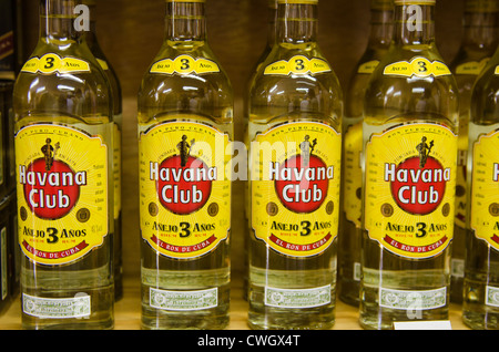 Flaschen kubanischen Havana Club Rum, Havanna, Kuba. Stockfoto