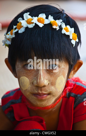 Inwa Mandalay Mädchen birmanischen Gesichtscreme Birma Mädchen Stockfoto