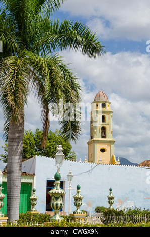 Plaza Mayor Convento de San Francisco (Kloster des Heiligen Franziskus von Assisi) Bell Tower Trinidad Kuba, UNESCO-Weltkulturerbe. Stockfoto