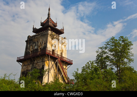 NANMYIN ist ein schiefen Wachturm im historischen INWA diente als die Birmanen Königreiche Hauptstadt seit 400 Jahren - MYANMAR Stockfoto