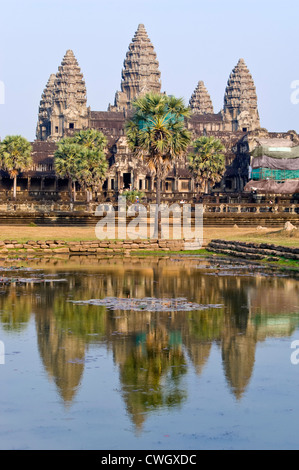 Vertikale Blick über den See von der erstaunlichen Architektur als Wahrzeichen in Angkor Wat Prasat an einem sonnigen Tag. Stockfoto