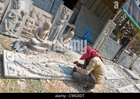 Horizontale Porträt von einem Steinmetz arbeitet an einem Marmor freize Kakoah Steinmetze Dorf in der Nähe von Phnom Santuk in Kambodscha. Stockfoto