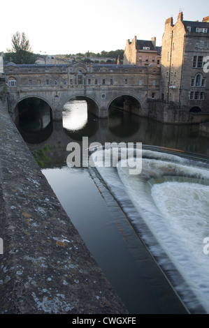 Die georgianische Architektur von Pulteney Bridge, entworfen von Robert Adam im palladianischen Stil erstreckt sich über den Fluss Avon in die Stadt Bath. Somerset, England. Stockfoto