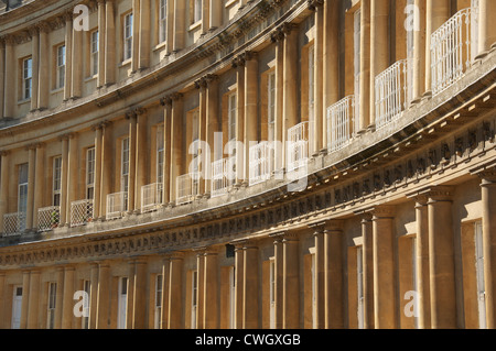 Architektur. Den weiten Bogen von der Zirkus in die Stadt Bath, Terrassen eines ein Trio von eleganten georgianischen geschwungene in einen Kreis von Häusern. England. Stockfoto