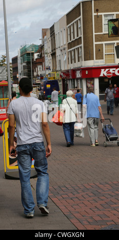 Surrey England Sutton Karibik Mann zu Fuß High Street hinunter Stockfoto