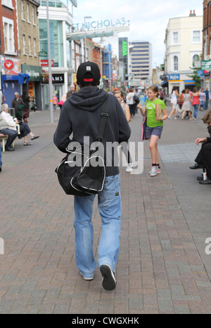 Surrey England Sutton Karibik Mann zu Fuß High Street hinunter Stockfoto