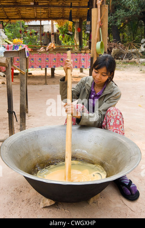 Vertikale Porträt einer kambodschanischen Frau machen traditionelle Palmzucker Süßigkeiten auch weit verbreitet in Kambodscha und asiatische Küche. Stockfoto