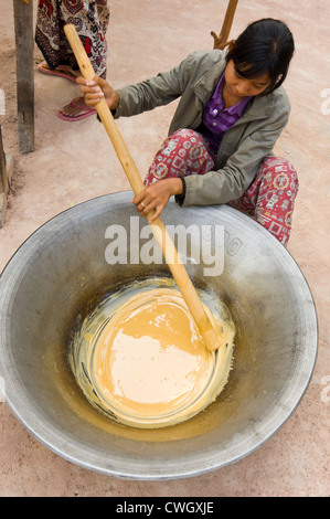 Vertikale Porträt einer kambodschanischen Frau machen traditionelle Palmzucker Süßigkeiten auch weit verbreitet in Kambodscha und asiatische Küche. Stockfoto