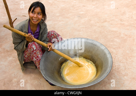 Horizontale Porträt einer kambodschanischen Frau machen traditionelle Palmzucker Süßigkeiten auch weit verbreitet in Kambodscha und asiatische Küche. Stockfoto