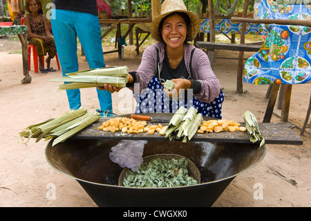 Horizontale Porträt einer kambodschanischen Frau zerschneiden und Verpackung Palmzucker Süßigkeiten weit im kambodschanischen und asiatische Küche. Stockfoto