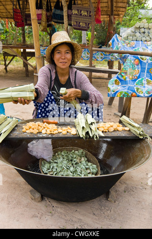 Vertikale Porträt einer kambodschanischen Frau zerschneiden und Verpackung Palmzucker Süßigkeiten weit im kambodschanischen und asiatische Küche. Stockfoto