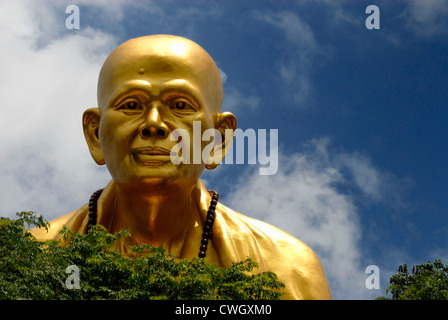 Eine riesige Statue von Buddha an der internationalen Autobahn mit Blick auf Lamphun am 06.02.2012 in Lamphun Thailand Stockfoto