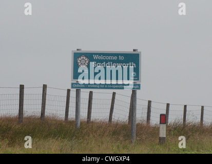 Blumen gebunden an einen Zaun auf Saddleworth Moor in Hommage an Winnie Johnson und Mauren Mord Opfer Sohn Keith Bennett Stockfoto