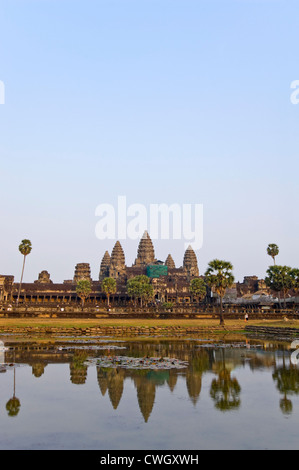 Vertikale Blick über den See von der erstaunlichen Architektur als Wahrzeichen in Angkor Wat Prasat an einem sonnigen Tag. Stockfoto