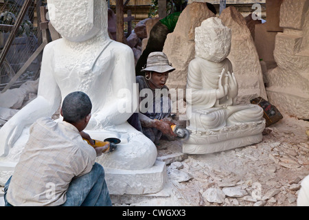 Das Schnitzen von BUDDHA-Figuren ist eine lebendige Kunst in MANDALAY - MYANMAR Stockfoto