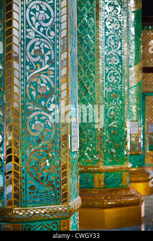 Glas-Arbeit auf den Säulen führt zu die TAUNG MIN GYI Pagode in AMARAPURA - MANDALAY, MYANMAR Stockfoto