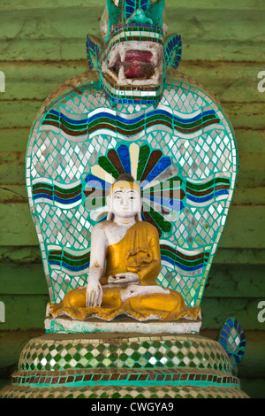 BUDDHA-STATUE am YADANA LABAMUNI HSU TAUNG PYE PAYA oder die Schlange Pagode in PALEIK - MANDALAY, MYANMAR Stockfoto