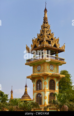 Uhrturm am YADANA LABAMUNI HSU TAUNG PYE PAYA oder die Schlange Pagode in PALEIK - MANDALAY, MYANMAR Stockfoto