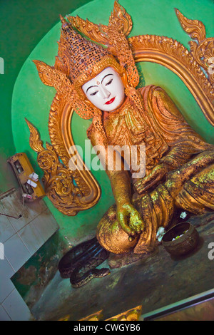 YADANA LABAMUNI HSU TAUNG PYE PAYA oder die Schlange Pagode in PALEIK ist berühmt für seine Heiligen BIRMANISCHEN PYTHONS - MANDALAY, MYANMAR Stockfoto