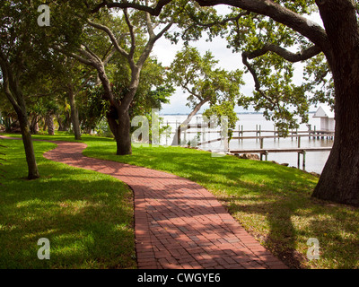 River Walk auf dem Indian River Lagune am Melbourne Beach Pier in Florida Stockfoto