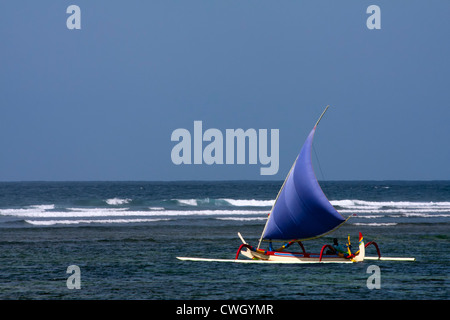 Jukung, traditionelle balinesische Fischerboot mit Segel aus Strand von Sanur, Bali, Indonesien Stockfoto