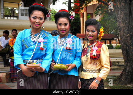 Traditionelle Thai Kostüm getragen auf die Kerze und Wachs Festival (Khao Phansa) am 08.02.2012 in Ubon Ratchathani nordöstlichen Thailan Stockfoto