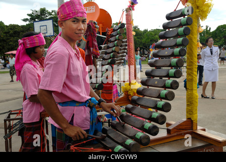 Thai traditionelle Musik-Bands am Kerze und Wachs Festival (Khao Phansa) am 08.02.2012 in Ubon Ratchathani. Nordost-Thailand Stockfoto