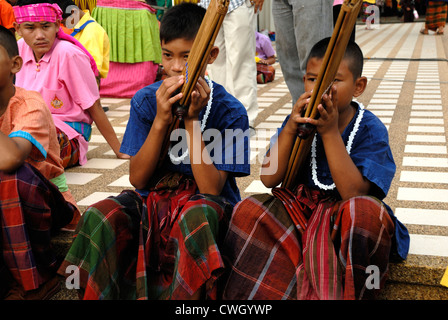 Thai traditionelle Musik-Bands am Kerze und Wachs Festival (Khao Phansa) am 08.02.2012 in Ubon Ratchathani. Nordost-Thailand Stockfoto