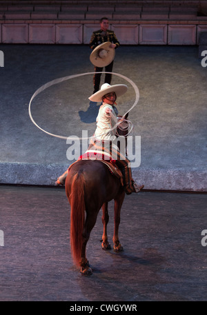 Sones de Floreo (Tricks mit Seil) trat im Xcaret, Mexiko Simulationsspiel, Szene vertretende Staat Jalisco. Stockfoto