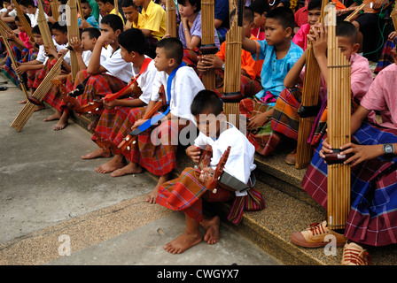 Thai traditionelle Musik-Bands am Kerze und Wachs Festival (Khao Phansa) am 08.02.2012 in Ubon Ratchathani. Nordost-Thailand Stockfoto