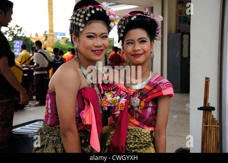 Traditionelle Thai Kostüm getragen auf die Kerze und Wachs Festival (Kao Phansa) am 08.02.2012 in Ubon Ratchathani Nordost-Thailand Stockfoto